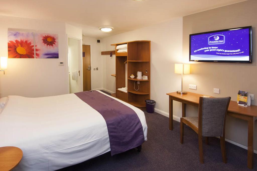 Premier Inn London Ealing Brentford Eksteriør bilde